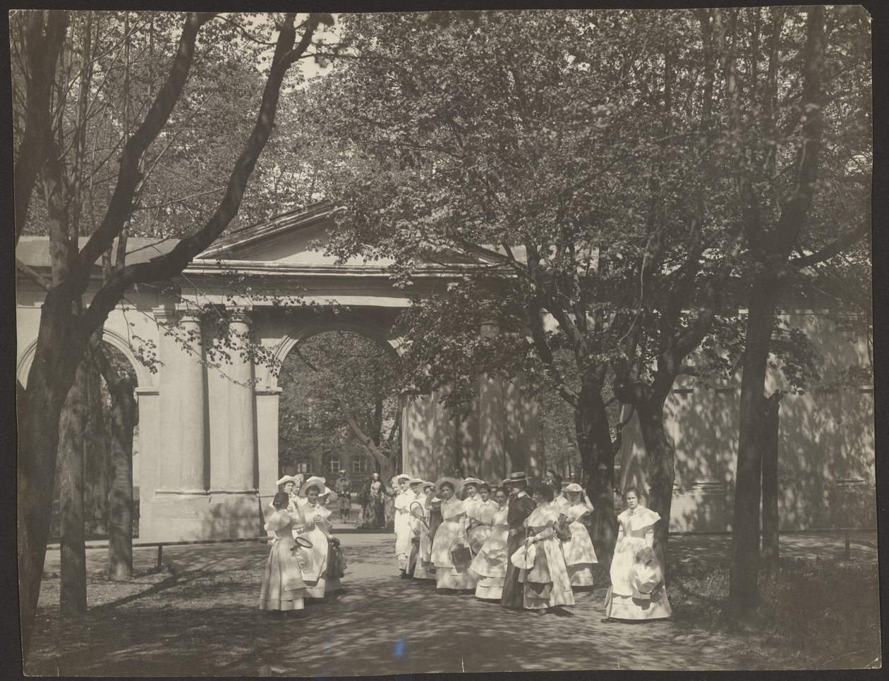 Um parque no Instituto Smolny de Karl Karlovitz Bulla