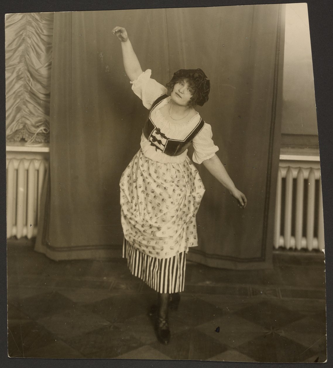 Mlle Vera Gartang no bailado "Music Box" de Karl Karlovitz Bulla