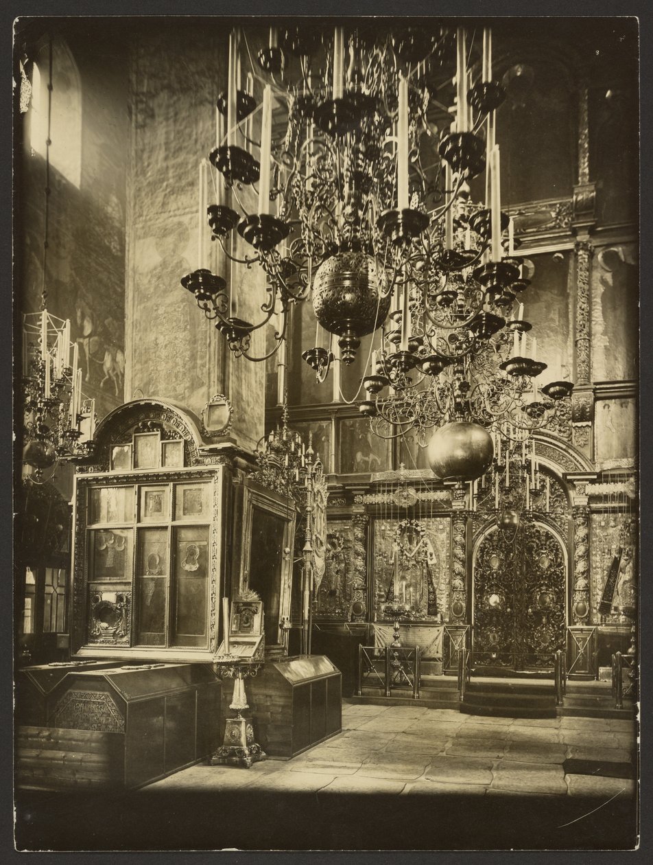 O Kremlin: vista interior da Catedral do Arcanjo, construída em 1333 de Karl Karlovitz Bulla