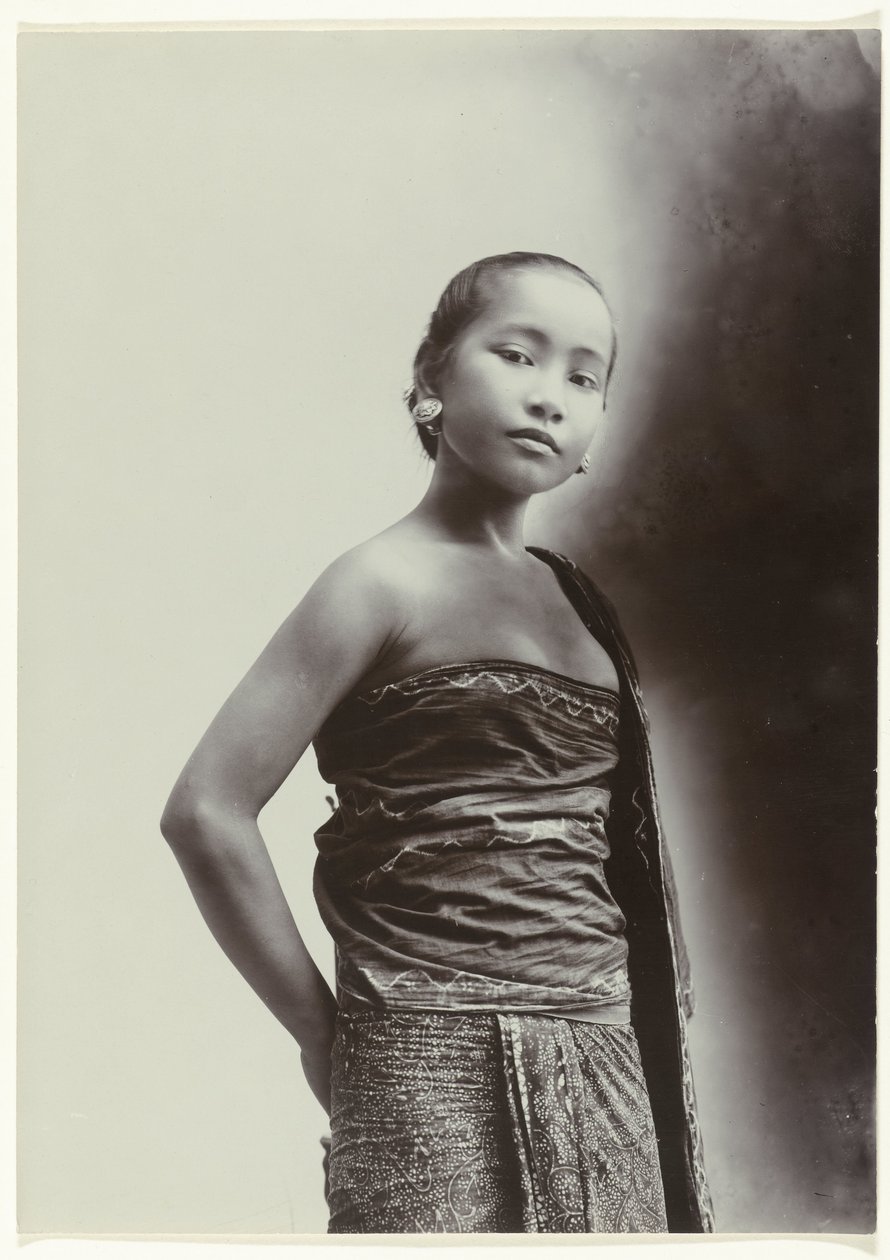 Retrato de estúdio de uma mulher javanesa Retrato de estúdio de uma jovem javanesa em um sarongue com um motivo de batik de Kassian Cephas