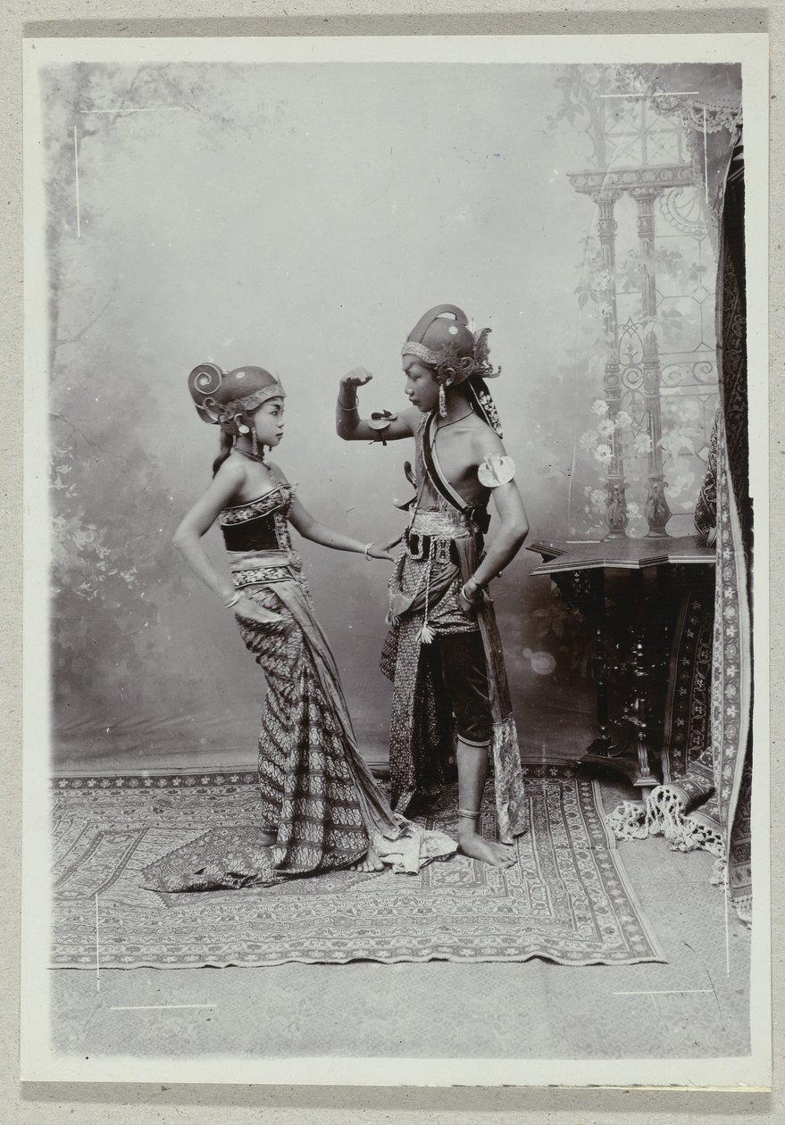 Retrato de estúdio de dois dançarinos javaneses em roupas tradicionais e maquiagem de Kassian Cephas