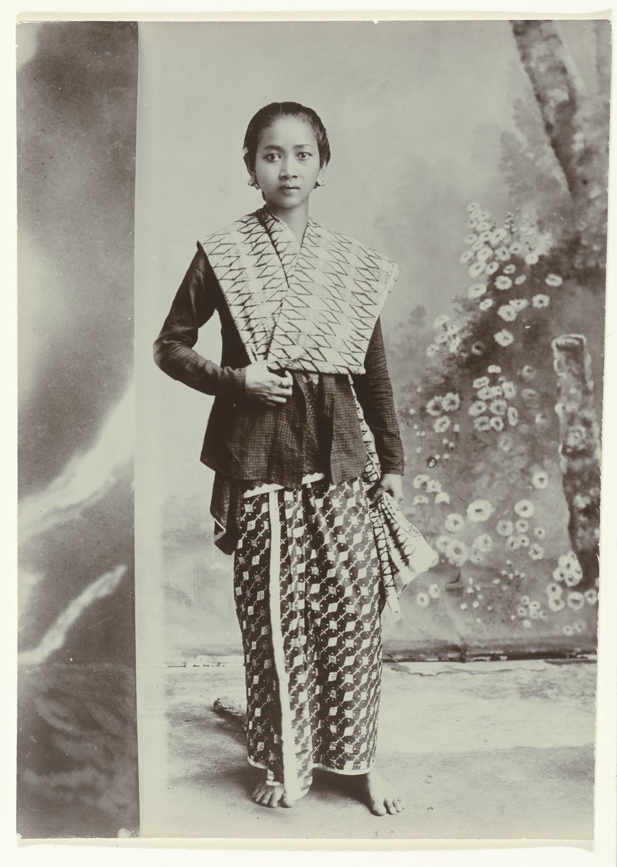 Retrato de estúdio de uma jovem javanesa em um sarongue batik e uma camisa quadriculada de Kassian Cephas