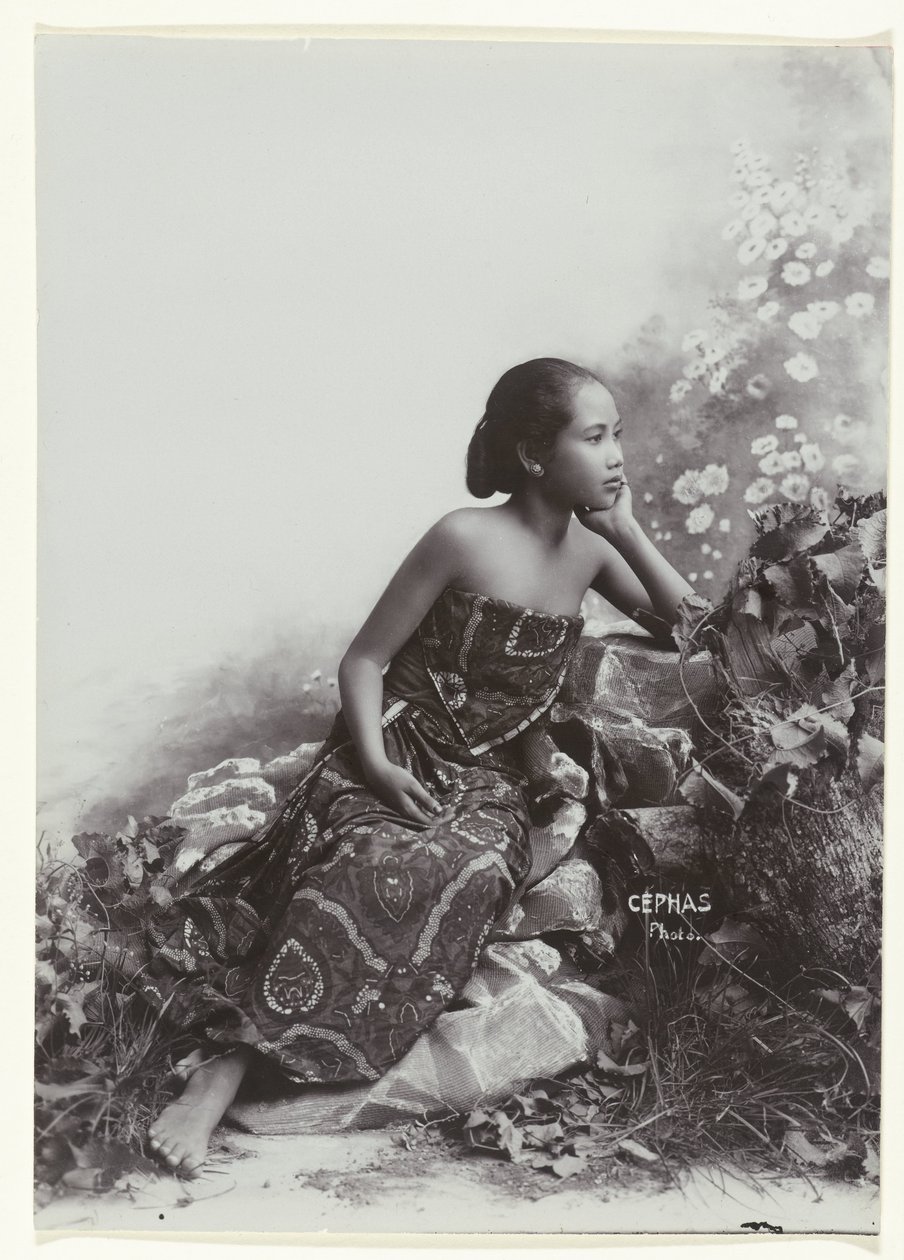 Retrato de estúdio de uma jovem javanesa sentada de Kassian Cephas