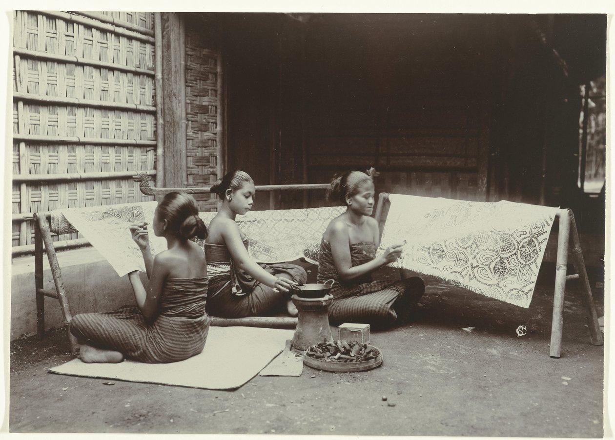 Três mulheres javanesas desenham Batik Designs on Cloth
Três mulheres javanesas em sarong desenham padrões batik em tecido de Kassian Cephas