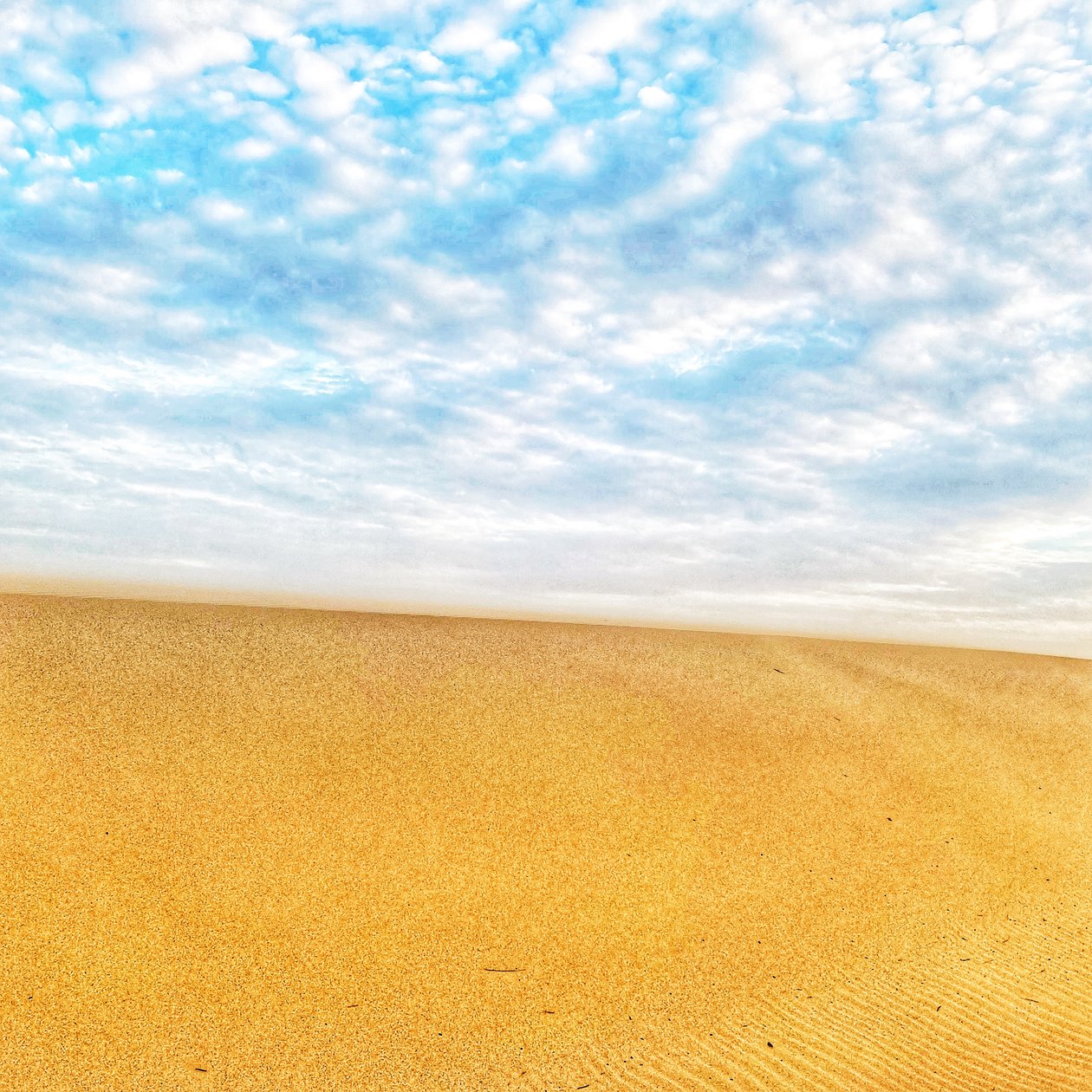 Praia deserta surrealista II de Katha Wood