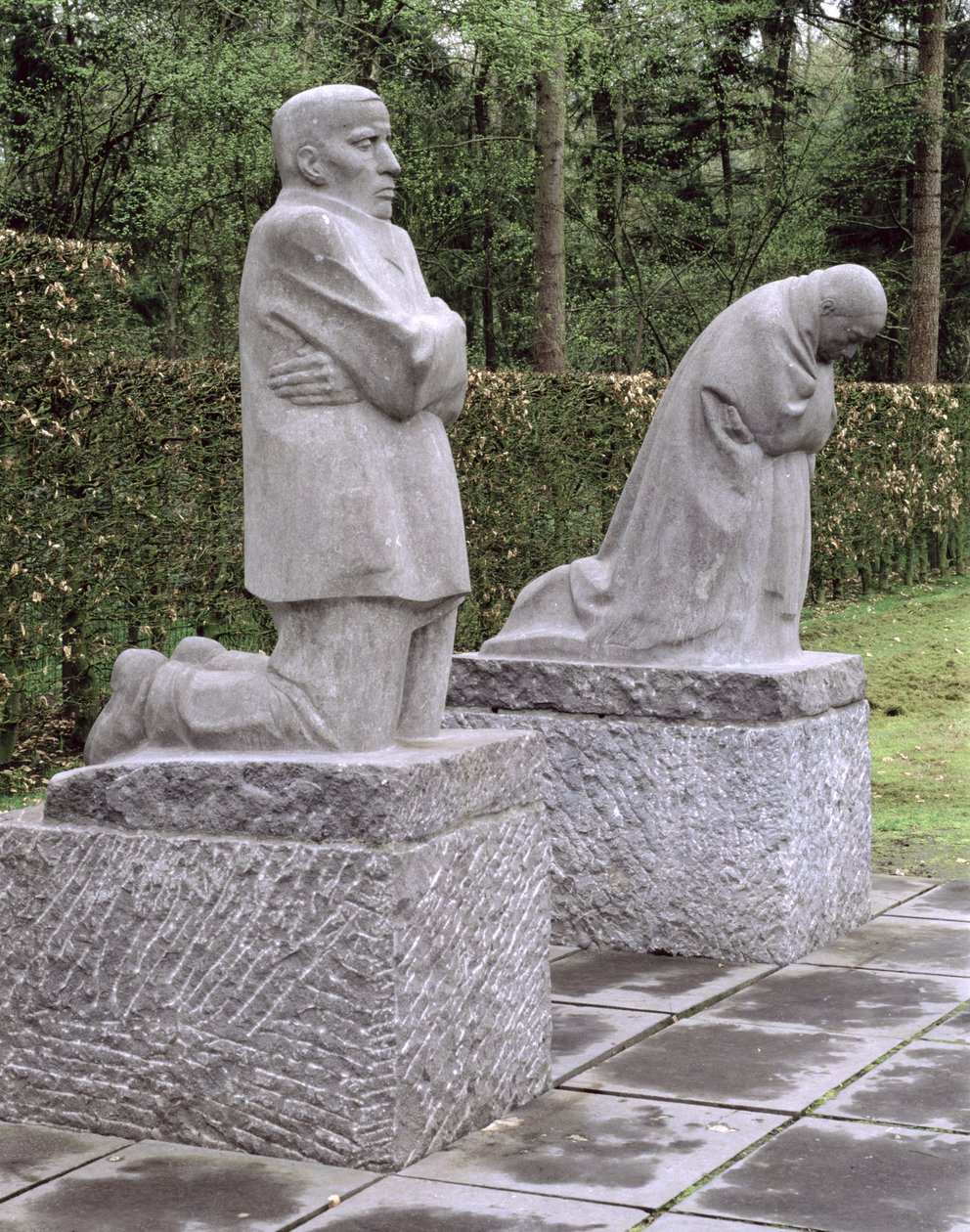 Memorial retratando o artista e seu marido luto seu filho morto, Peter Kollwitz, dedicado em 1931 de Käthe Kollwitz
