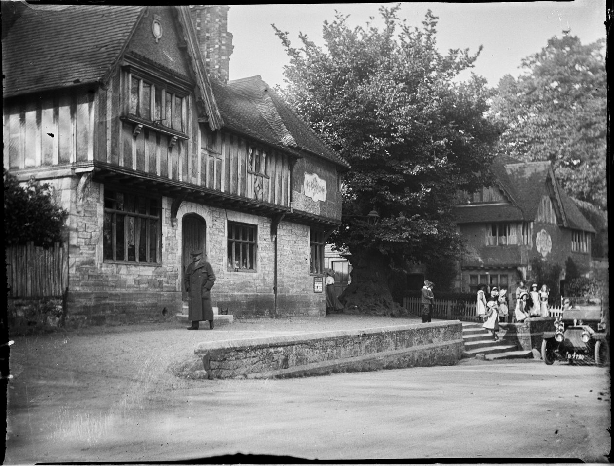 Leicester Square, Penshurst, Sevenoaks, Kent, 22/05/1911 (foto a p/b) de Katherine Jean Macfee