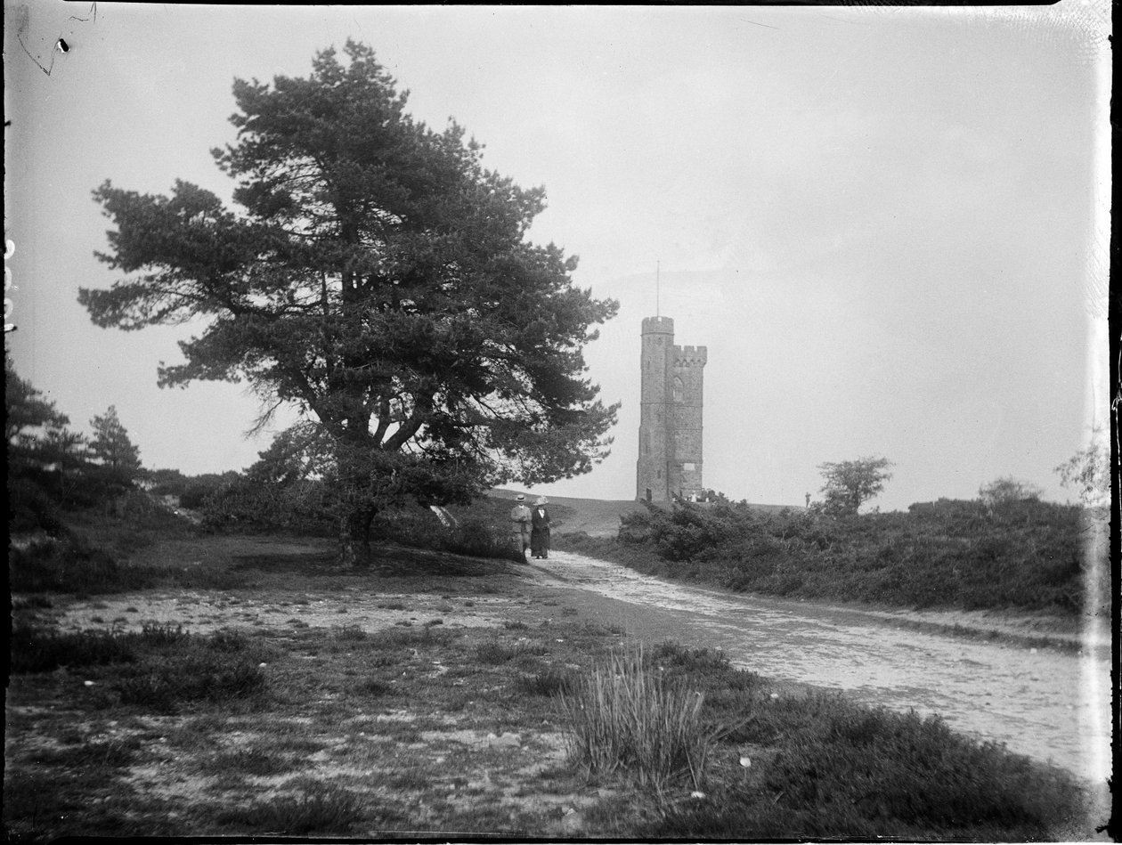 Leith Hill Tower, Leith Hill, Wotton, Mole Valley, Surrey, 25/05/1912 (foto a p/b) de Katherine Jean Macfee