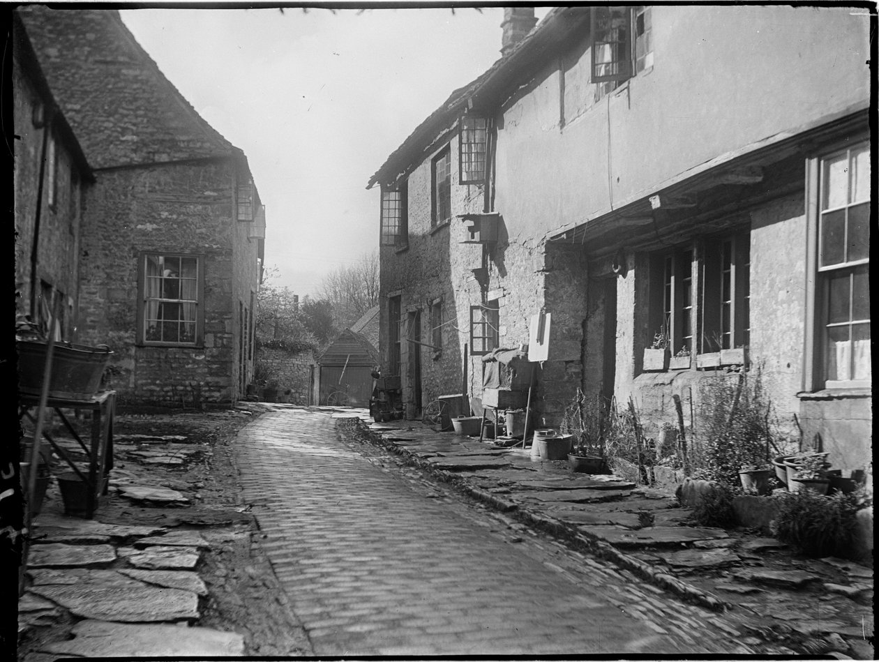 Old George Yard, Burford, Oxfordshire, 22 Abr 1924 - 06 Maio 1924 (foto a p/b) de Katherine Jean Macfee