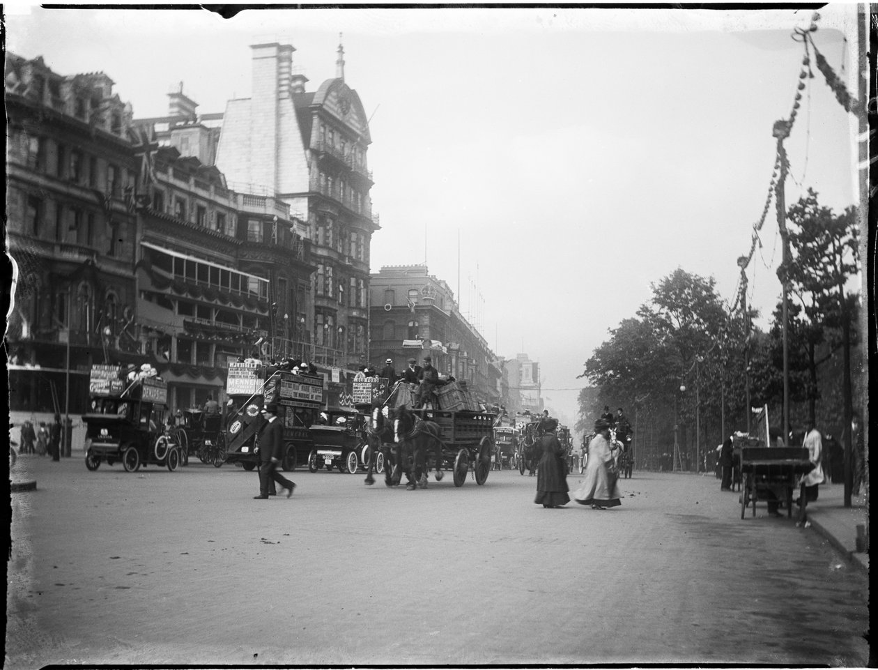 Piccadilly, City Of Westminster, Londres, 20/06/1911 (foto a p/b) de Katherine Jean Macfee