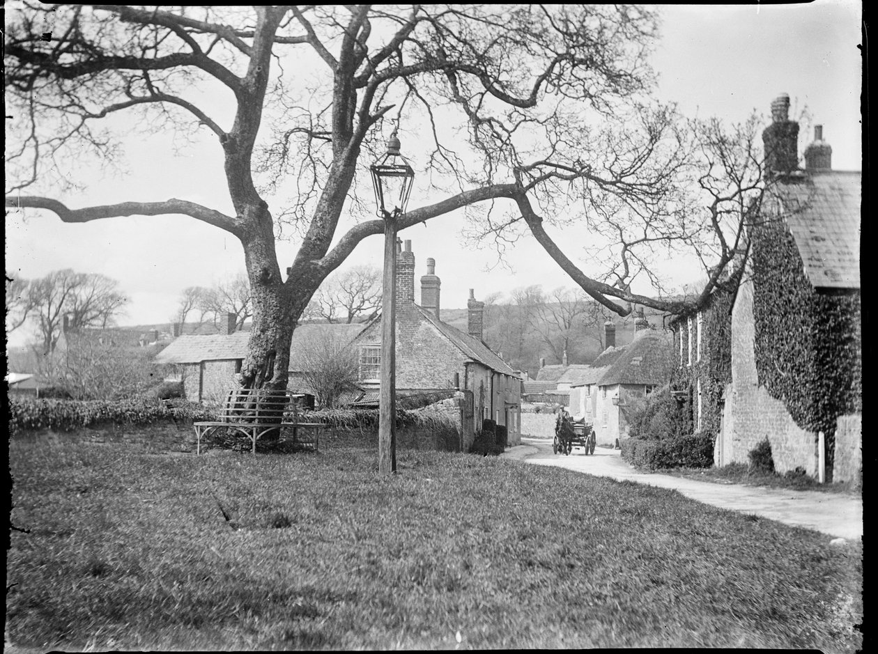 Village Green, Burton Bradstock, Dorset, 24 Abr 1922 - 08 Maio 1922 (foto a p/b) de Katherine Jean Macfee