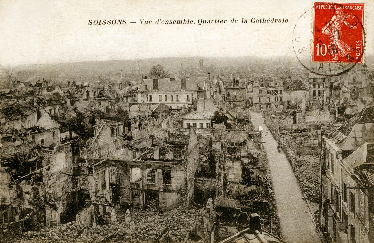 Vista geral do distrito da catedral em ruínas, Soissons de Alec Hunter