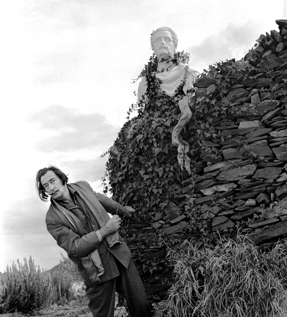 Salvador Dali em Port Lligat, novembro de 1957 (foto p/b) de Alec Hunter