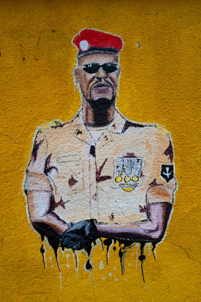 Retrato artístico de rua de Mamadi Doumbouya, Conakry, 2019 de Alec Hunter