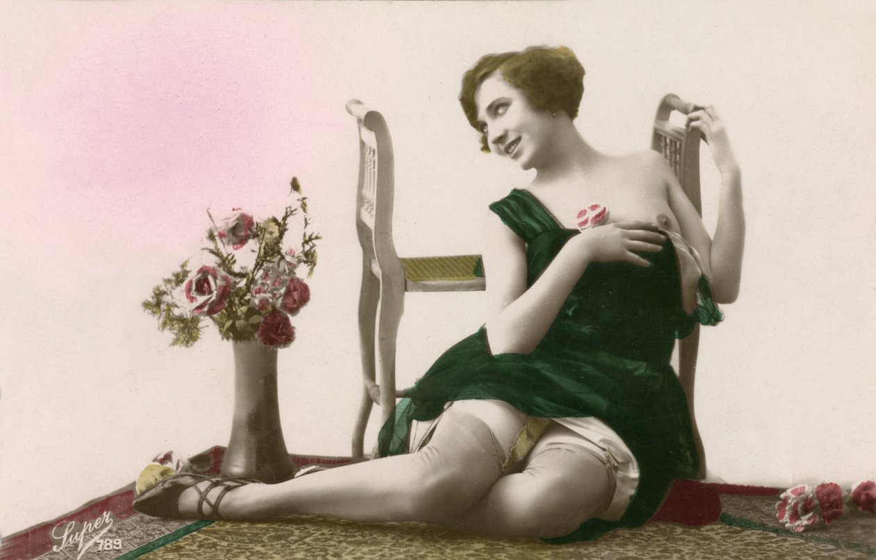 Mulher de vestido verde, c. início dos anos 1900 (cartão postal) de Alec Hunter