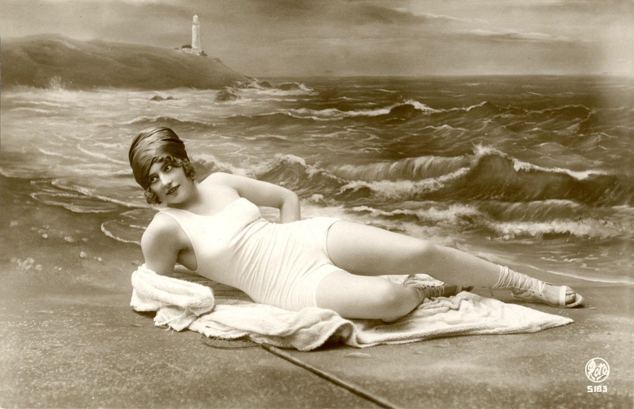 Mulher em traje de banho, c. início dos anos 1900 (cartão postal) de Alec Hunter