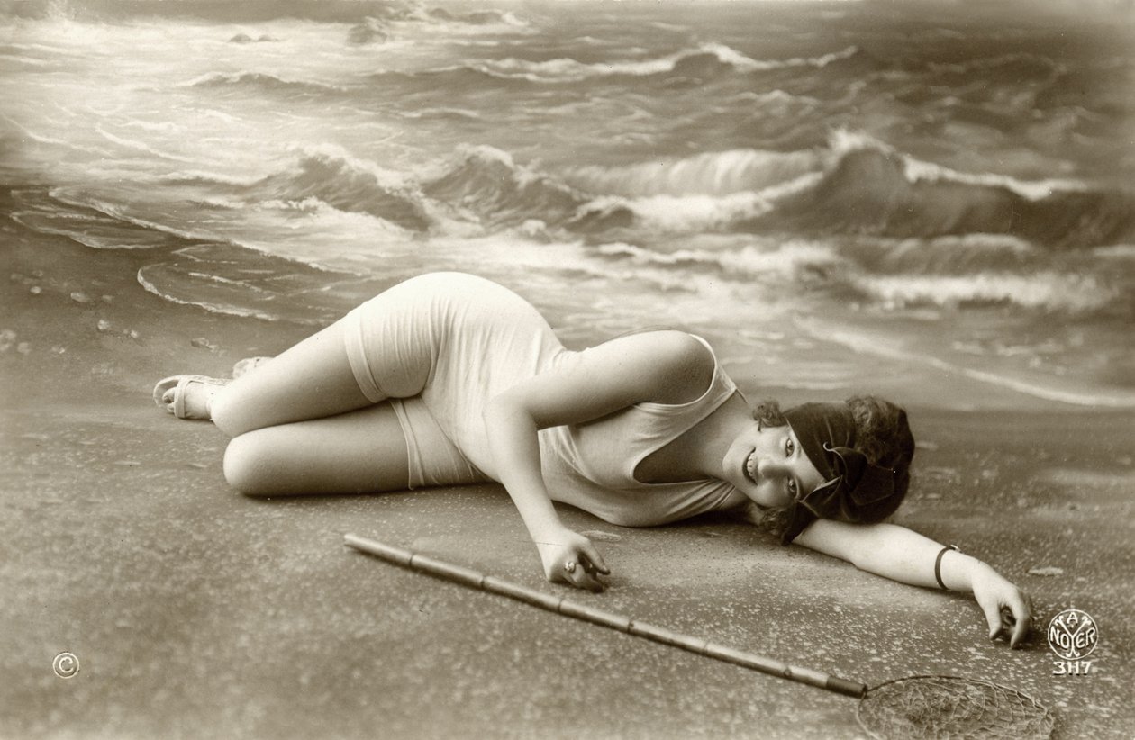 Mulher em fato de banho, c. início do séc. XIX (cartão postal) de Alec Hunter