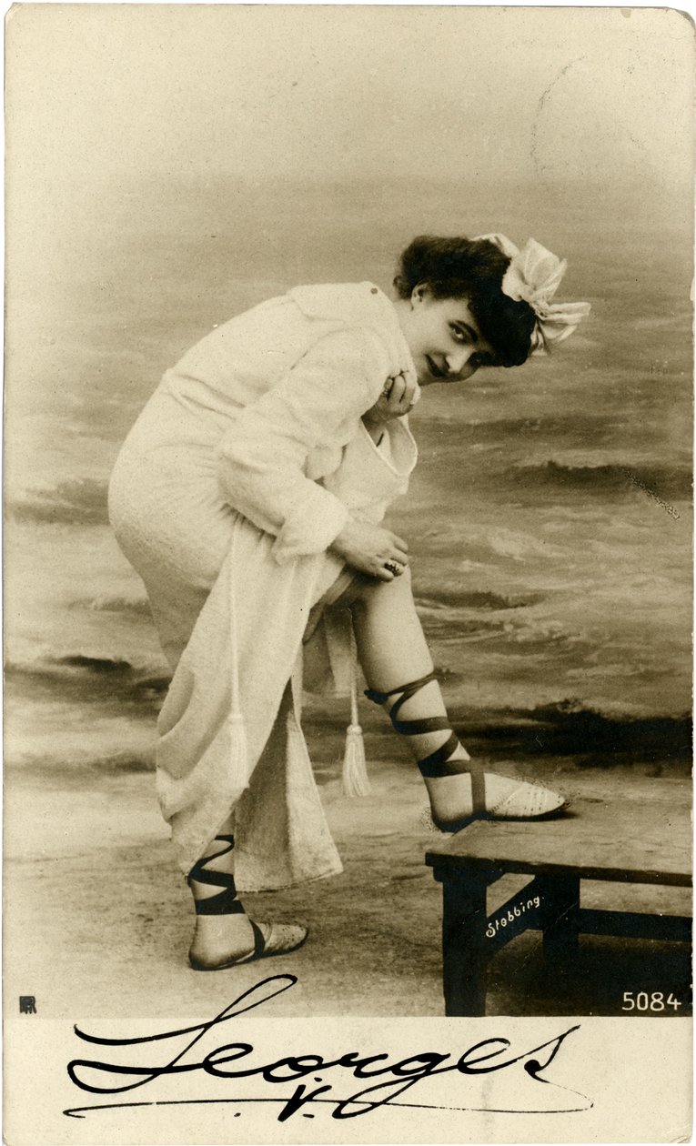 Mulher na praia, c. início dos anos 1900 (cartão postal) de Alec Hunter