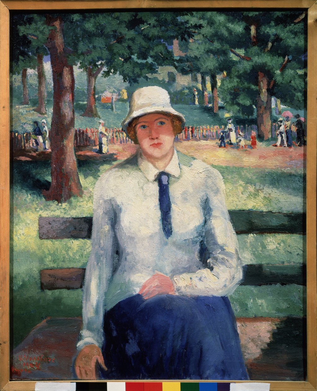 Mulher desempregada. (Rapariga Desempregada). Sentada num banco num parque público, à sombra dos pinheiros no Verão, a sua cara preocupada é reforçada pela linha de andarilhos ao fundo. Pintura de Kasimir Severinovich Malevich (Malevich, Malevic) (1878-193 de Kazimir Severinovich Malevich