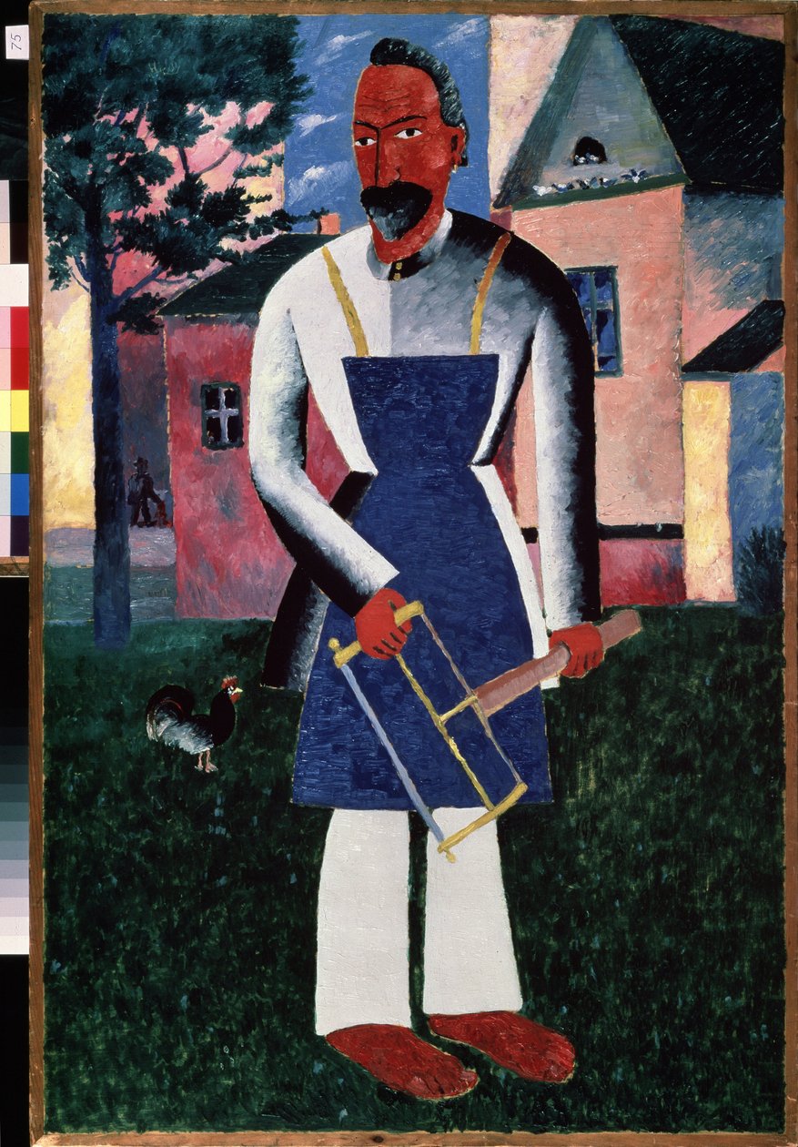 Residente de verão. (Residente de verão). Em frente a uma vila rural no verão, retrato de um carpinteiro, descalço, de avental segurando suas ferramentas. Pintura de Kasimir Severinovich Malevitch (Malevich, Malevic) (1878-1935), óleo sobre madeira de Kazimir Severinovich Malevich