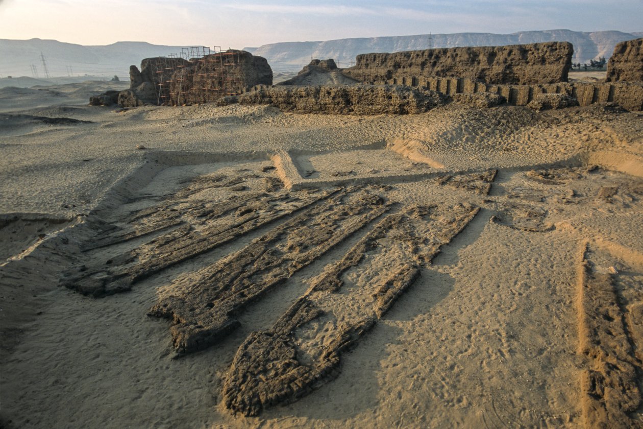 Abydos, barcos de tábuas de madeira com 5 000 anos numa sepultura de tijolo de barro, do início da dinastia, 2005 (foto) de Kenneth Garrett