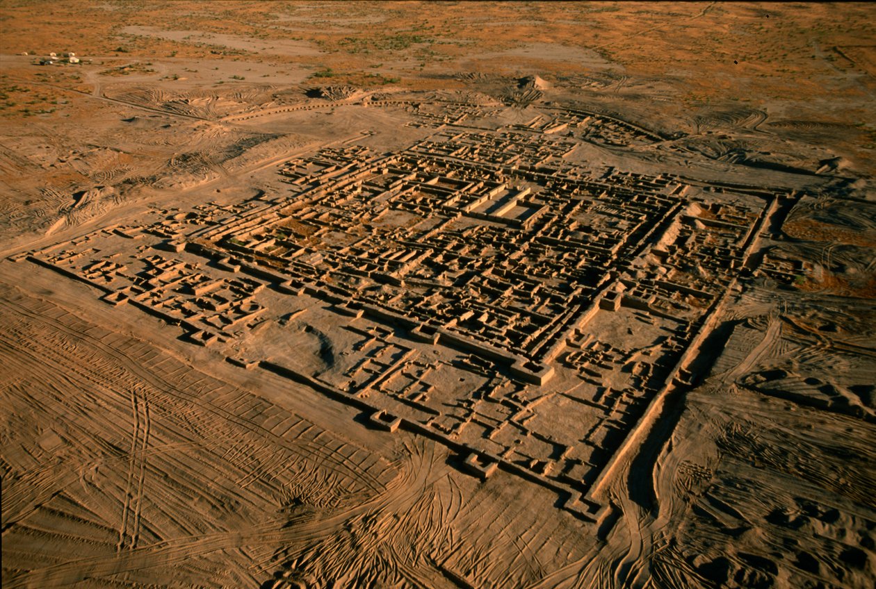 Aérea de Gonur, um importante centro da cultura Oxus, colónia murada com cita central, 2004 (foto) de Kenneth Garrett