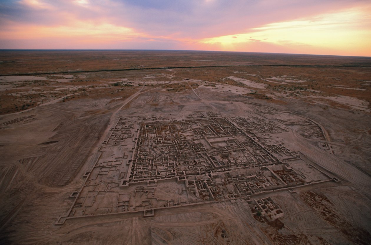 Aérea de sítio de escavação; Civilização do Oxus; Turquemenistão; sítio de Gonor Depe; Victor S..., 2004 (foto) de Kenneth Garrett