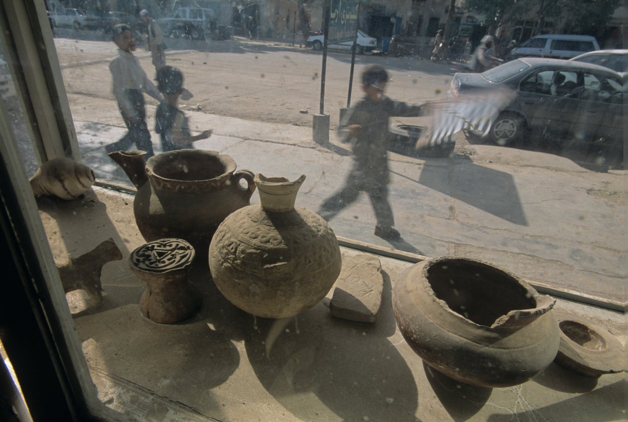 Afeganistão; Herat; antiguidades para venda; montra; cena de rua, mm7167, Mendi..., 2004 (fotografia) de Kenneth Garrett