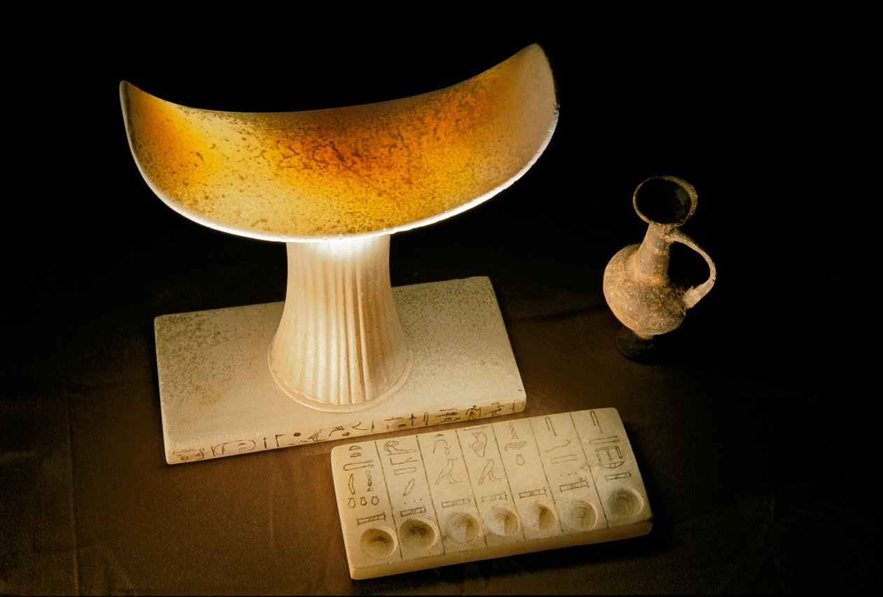 Cabeceira de alabastro de Tetiankhkem e tábua de oferendas dos sete óleos sagrados,Reino Antigo, 2002 (foto) de Kenneth Garrett