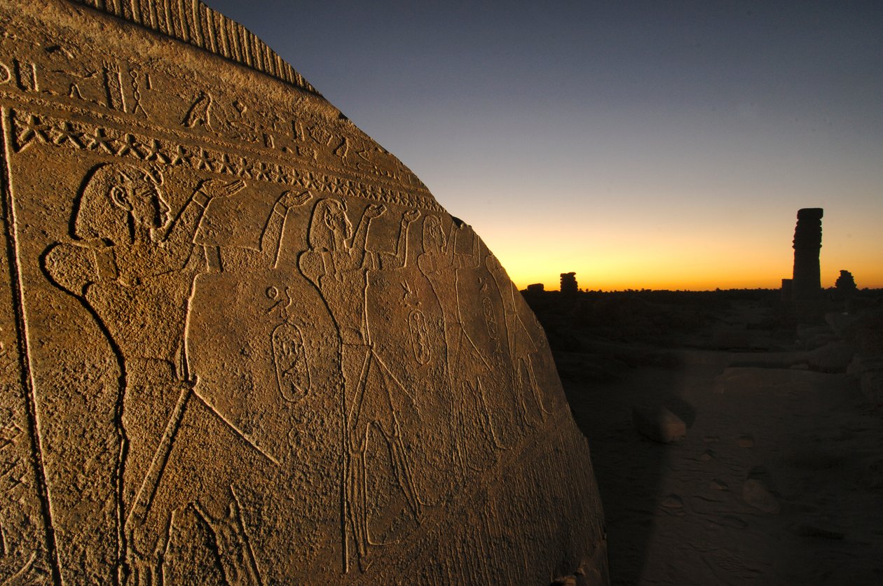 Barque Stand, monumento de granito cinzento na colunata central do Templo de Amun de Taharka em..., 2007 (foto) de Kenneth Garrett