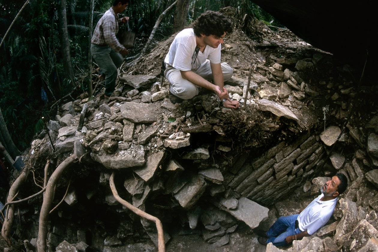 Cancuen, Guatemala, Arthur Demarest, Rudy Larios, Maya, palácio, Período Clássico, Peten, 2004 (foto) de Kenneth Garrett