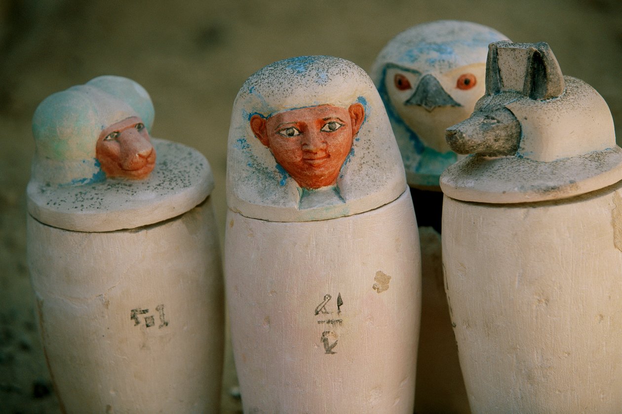 Frascos canópicos de Pakerdemamon com rolhas dos quatro filhos de Hórus, Hapy, Duamutef,..., 2002 (foto) de Kenneth Garrett