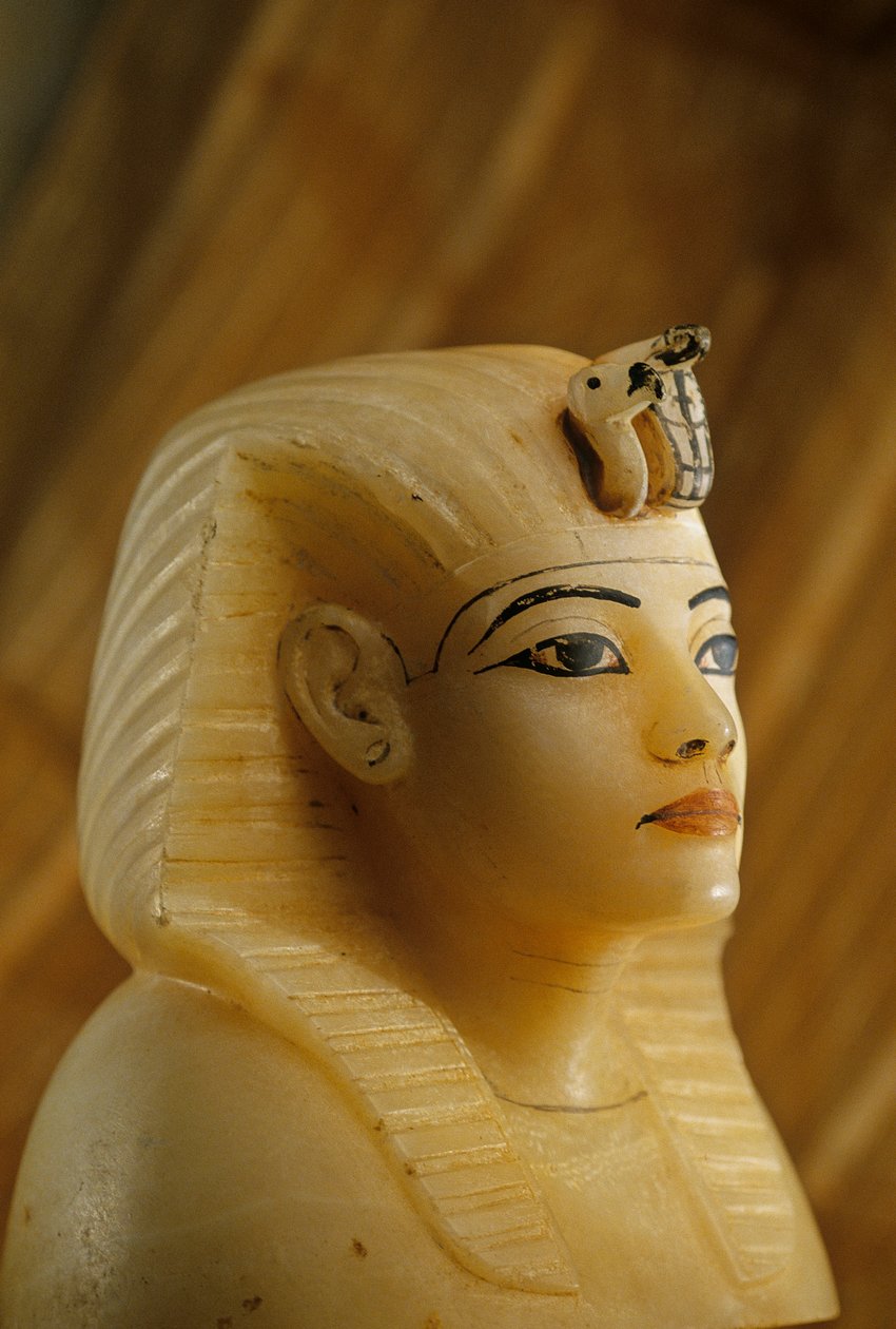 Rolha canópica de alabastro do túmulo de Tutankhamon com a forma de um retrato de mulher, 2009 (foto) de Kenneth Garrett