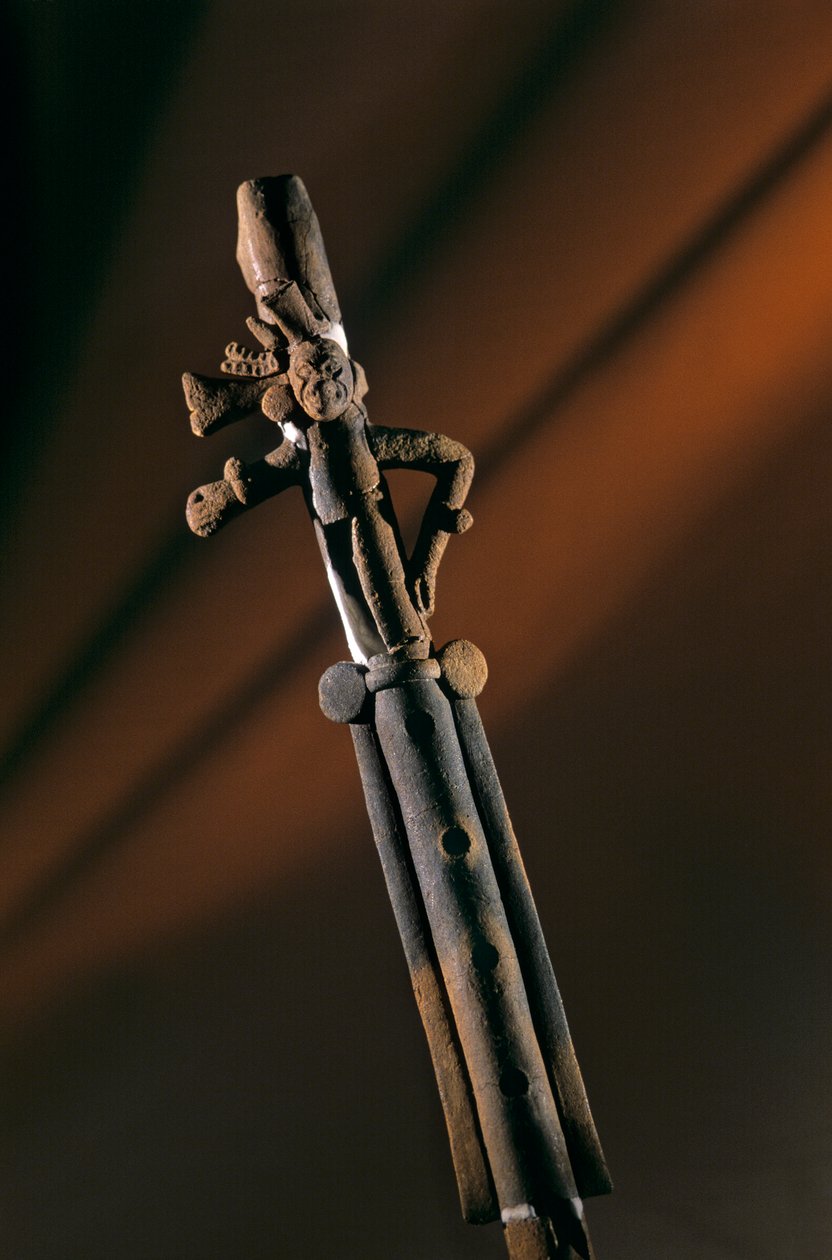 Flauta de cerâmica, artefacto da casa de um nobre em Aguateca, capital maia 700-800 d.C., Guatemala, 2006 (foto) de Kenneth Garrett
