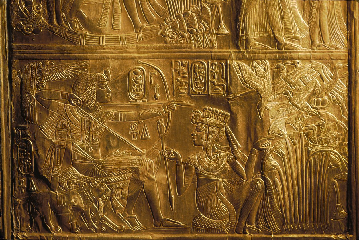 Pormenor de aves de caça com arco e flecha no relicário canópico, ouro, Rei Tutankhamon;..., 2004 (foto) de Kenneth Garrett