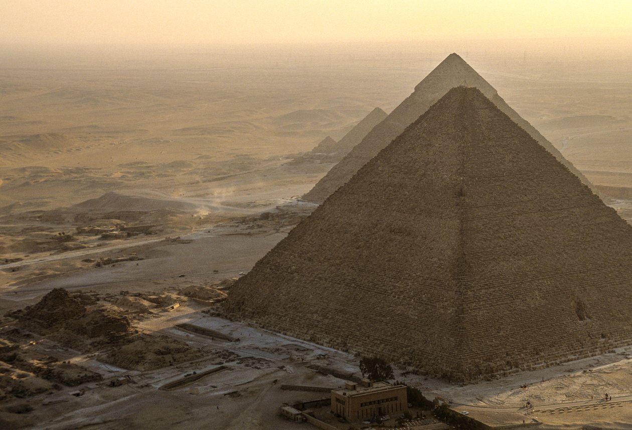 Antigo Reino do Egipto; paisagens das pirâmides de Gizé; Gizé; Egipto; aéreo de Kenneth Garrett