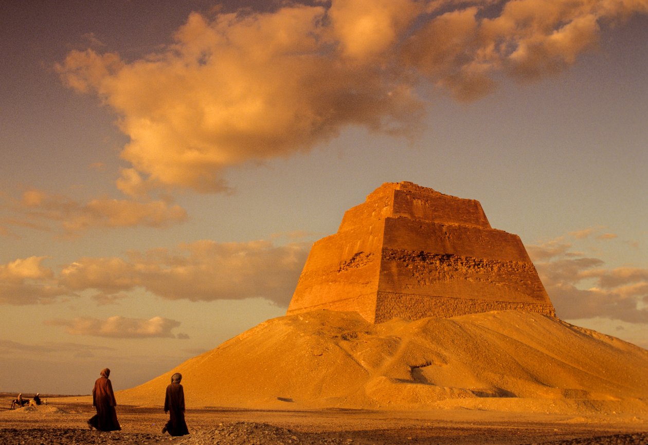 Antigo Reino do Egipto; pirâmide do rei Snefru; cerca de 2575 a.C.; Maidum; Egipto, pirâmide de degraus... de Kenneth Garrett