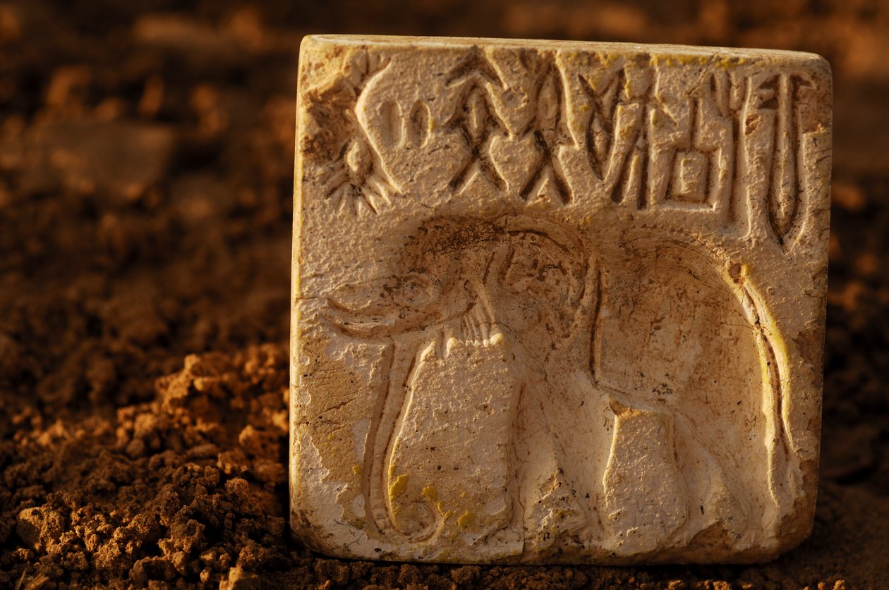 Selo de elefante, artefacto; Civilização Oxus; Turquemenistão; Arqueologia; Victor Sarian..., 2004 (foto) de Kenneth Garrett