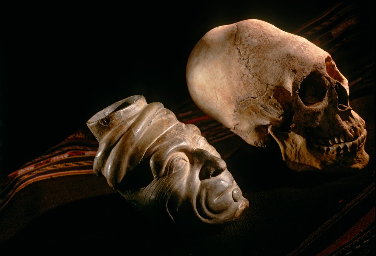 Impérios do Sol; Bolívia; povos nativos; Andes; Tiwanaku; Deformação craniana de..., 2002 (foto) de Kenneth Garrett