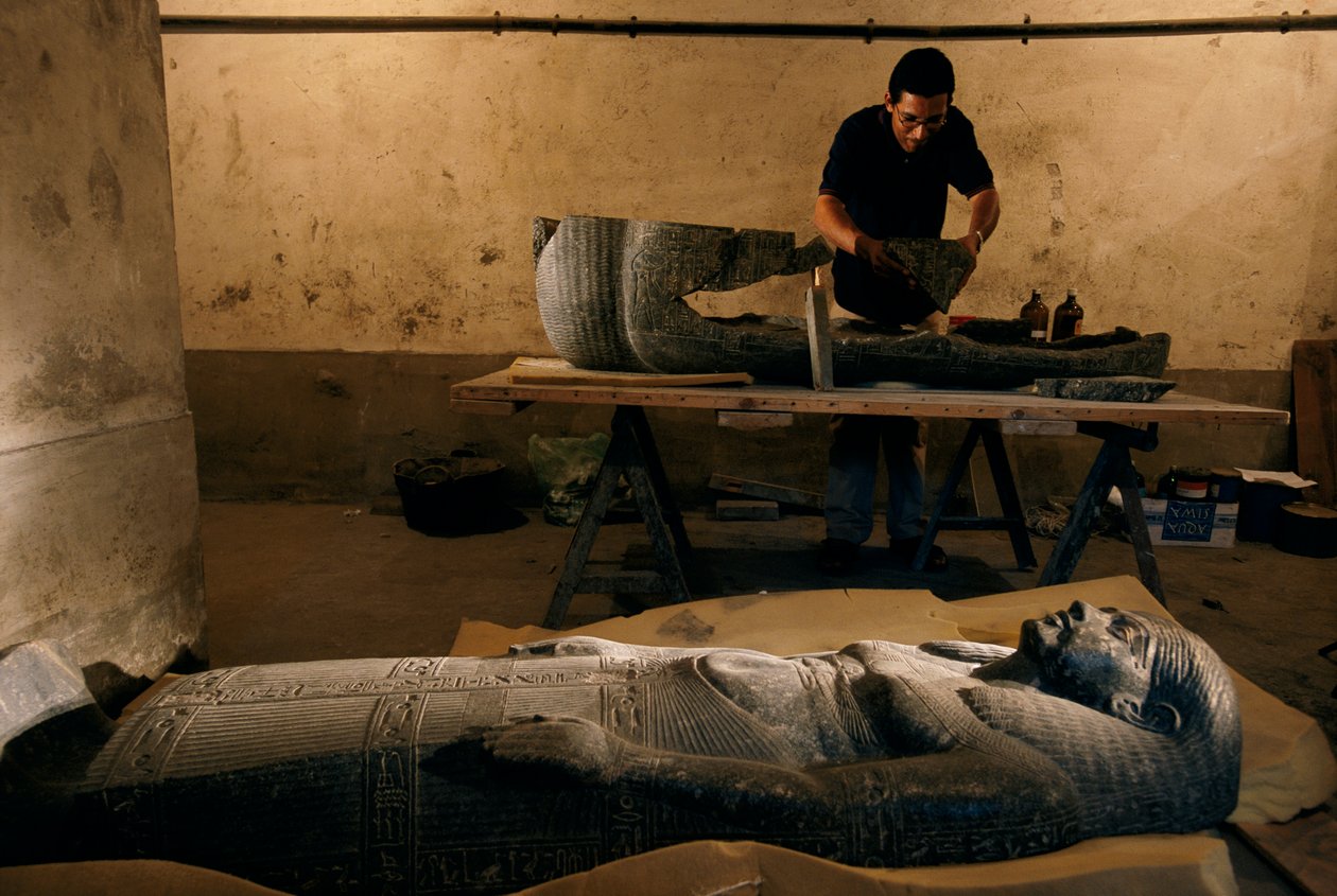 Reconstrução de fragmentos da base do sarcófago de Senqed, Novo Reino, 2002 (foto) de Kenneth Garrett