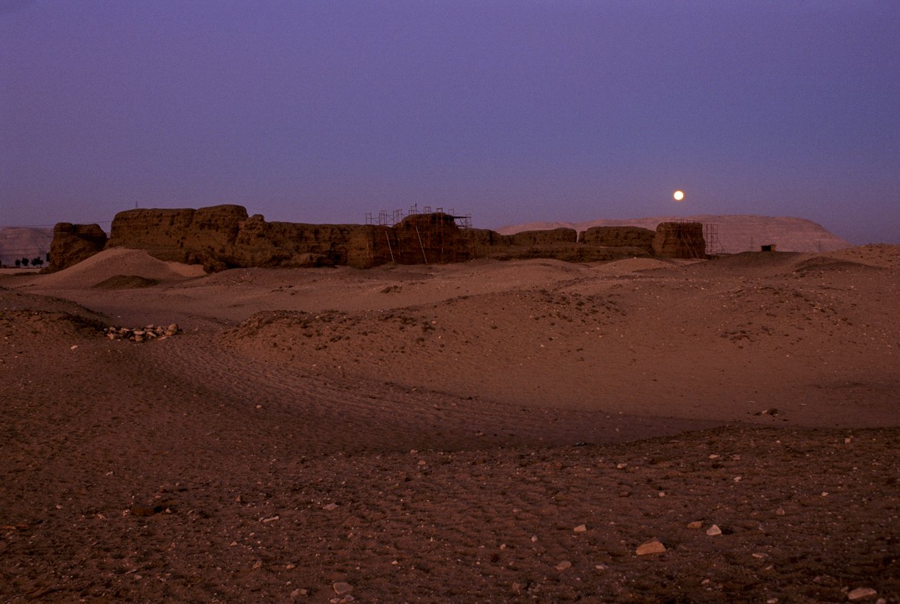 Lua cheia a pôr-se sobre Shunet de Khasekhemuy, Abydos, Egipto, 2005 (foto) de Kenneth Garrett