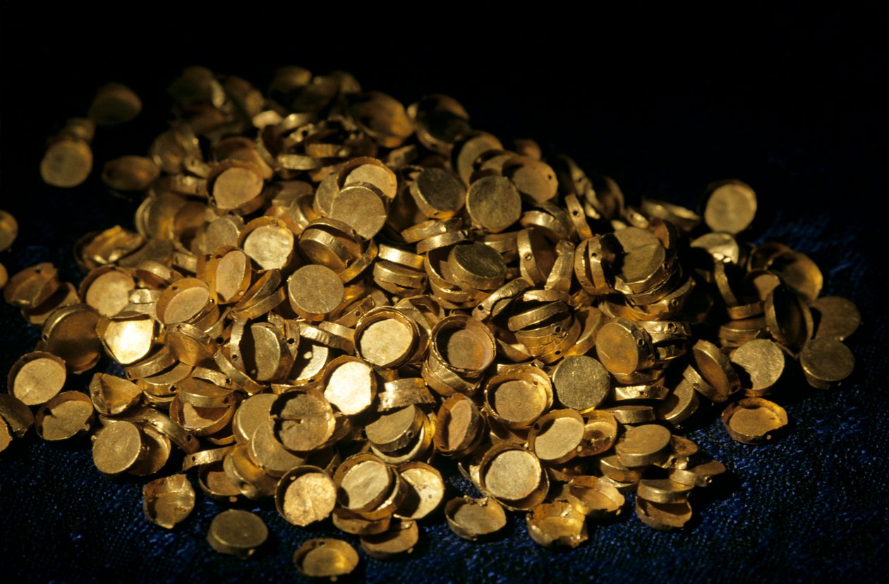 Artefactos de ouro da descoberta de Tillya Tepe, seis túmulos de nómadas bactrianos; descobertos em 19..., 2004 (foto) de Kenneth Garrett