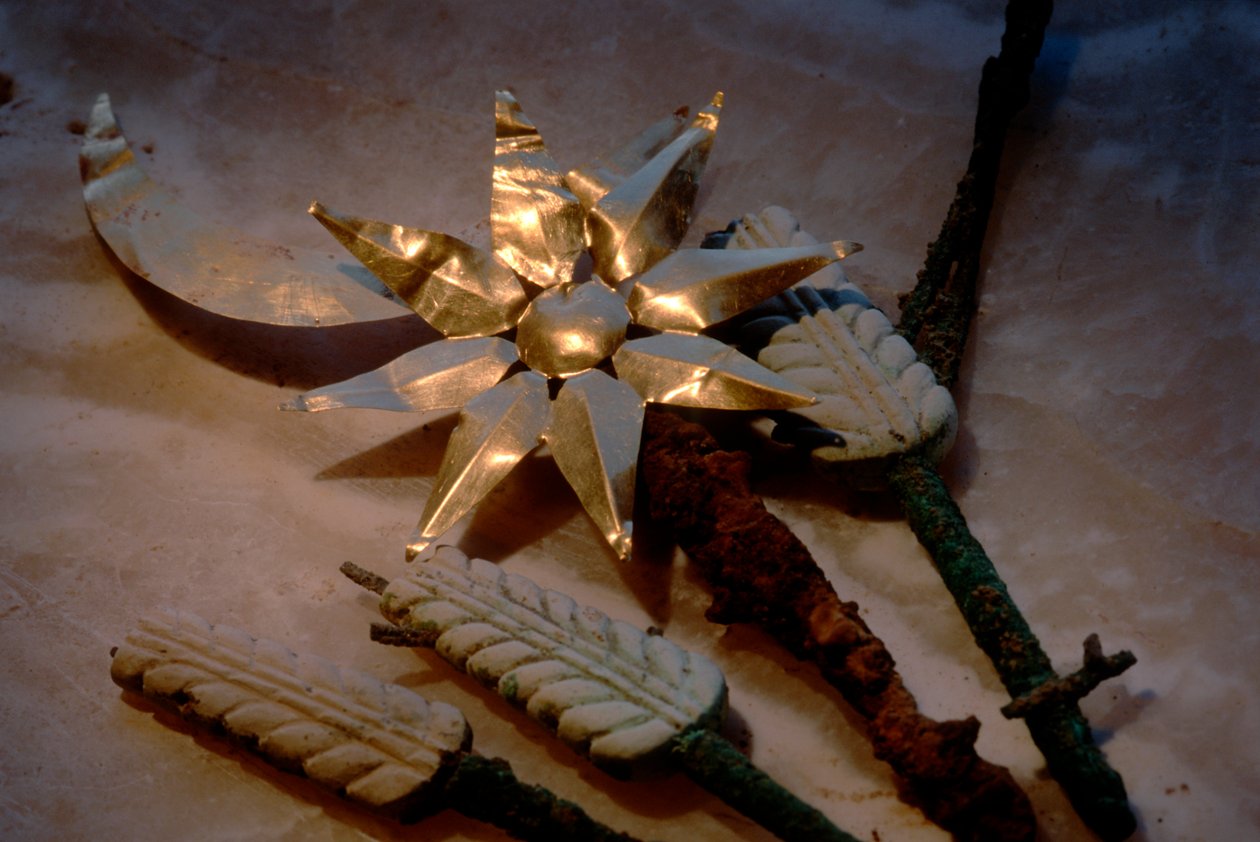 Sol e lua em ouro com paus de trigo, artefactos, Civilização Oxus; Turquemenistão; Gono..., 2004 (foto) de Kenneth Garrett