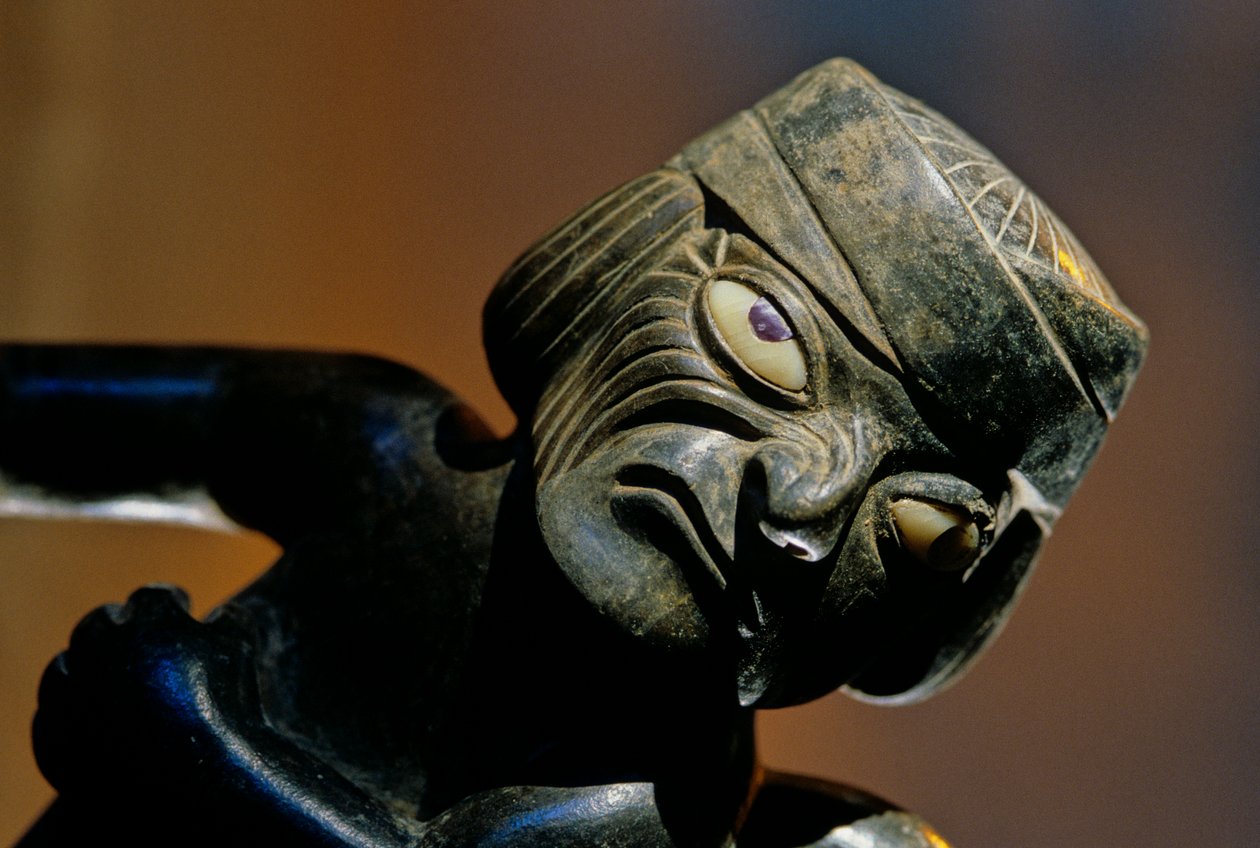 Huaca Dos Cabezas-Jecetepeque; Moche; Enterros, Figura masculina presa a garrafa de cerâmica de Kenneth Garrett