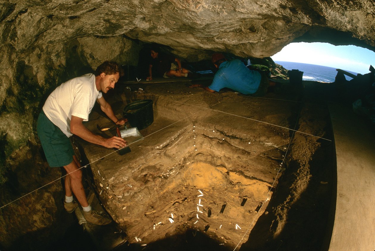 Humanos da Idade do Gelo; Gruta de Blombos; Chris Henshilwood; 90.000 BP; África do Sul; Humanos modernos, 2000 (foto) de Kenneth Garrett