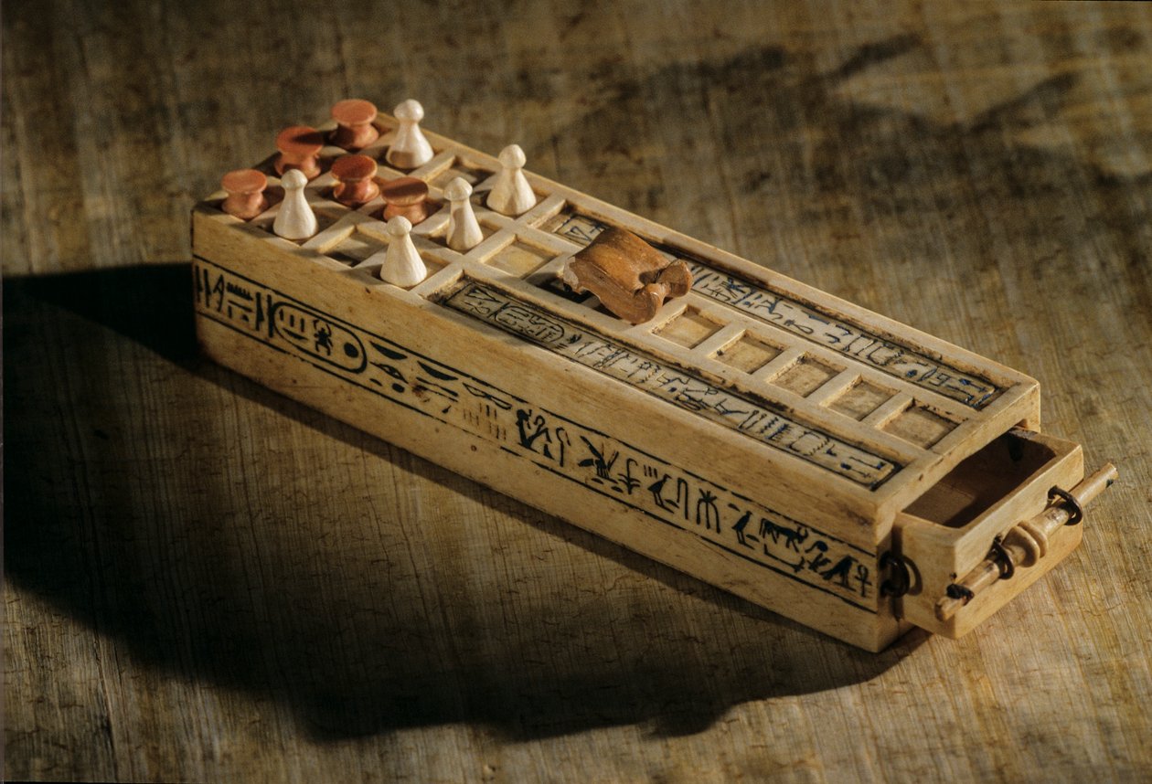 Tabuleiro de jogo em marfim, 20 casas com peças de jogo, 2009 (foto) de Kenneth Garrett