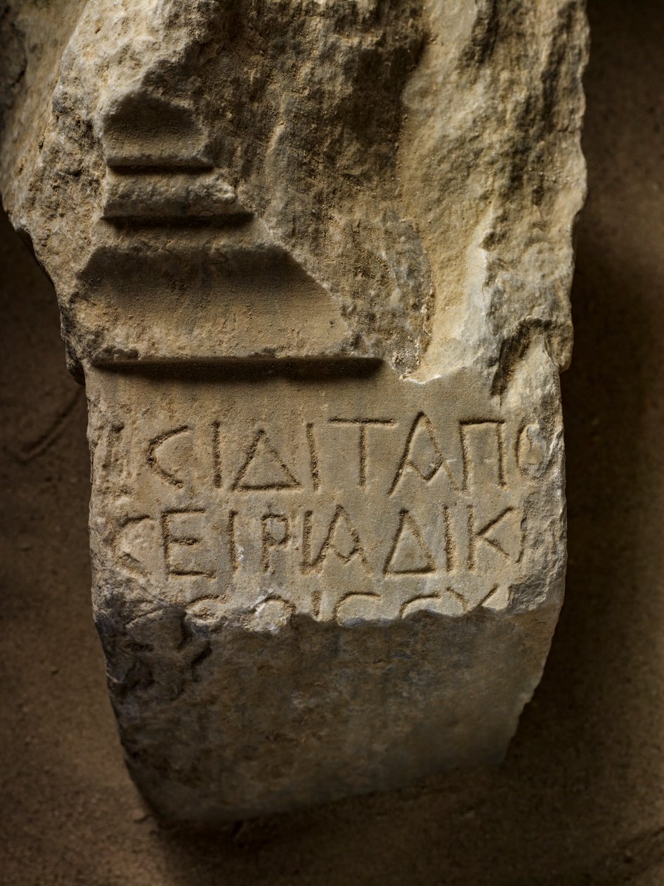 Últimos Faraós, MM7836, Egipto, Taposiris Magna, Kathleen Martinez, Escavação, Estátua..., 2011 (foto) de Kenneth Garrett