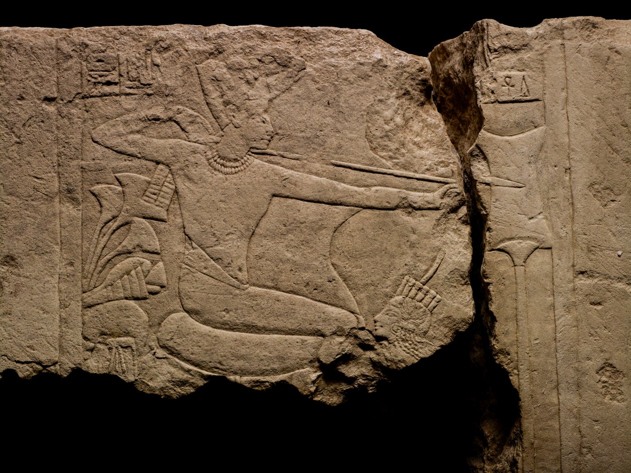 Pedra calcária de Sakkara de ferir inimigos:18ª Dinastia; Novo Reino; Egipto; Tut; Tuta..., 2009 (foto) de Kenneth Garrett