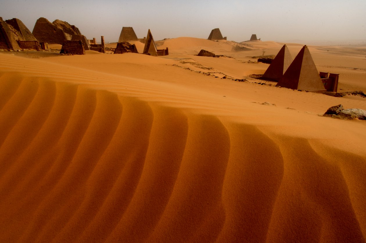 Pirâmides de Meroe, Pirâmides de Begarawiya, Sudão, Núbia, Faraós Negros, Terceiro Período Intermediário..., 2007 (foto) de Kenneth Garrett