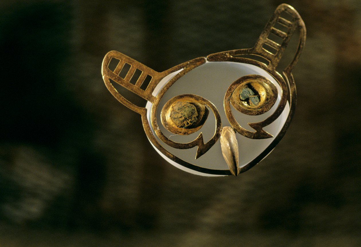 Moche; Enterros; Huaca Dos Cabezas-Jecetepeque,Ornamento de nariz de coruja em ouro de Kenneth Garrett